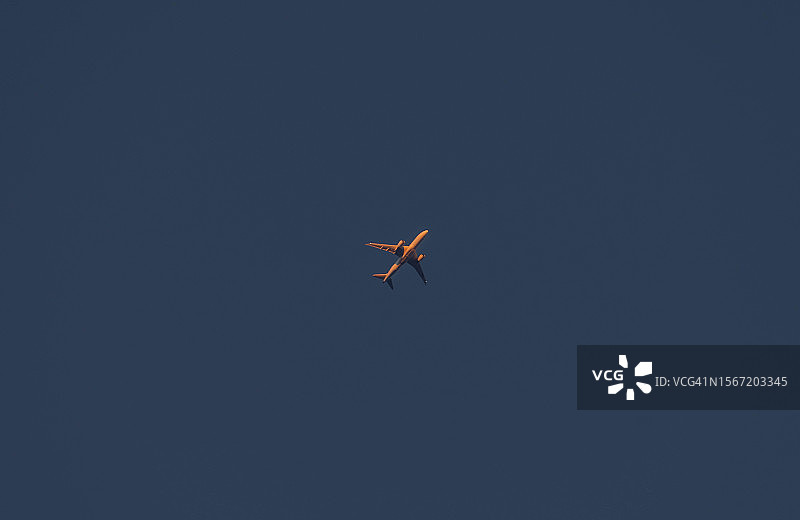 飞机飞越日本神奈川县的日落天空图片素材