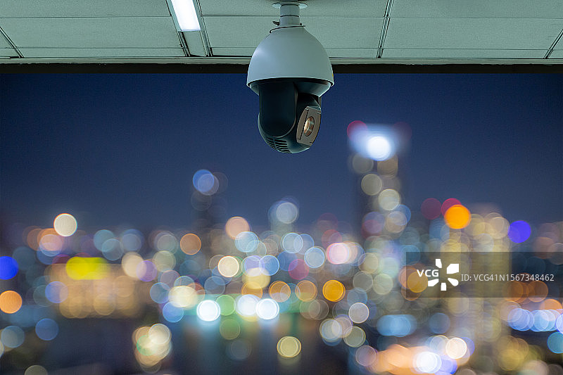 透过模糊背景的监控摄像头图片素材