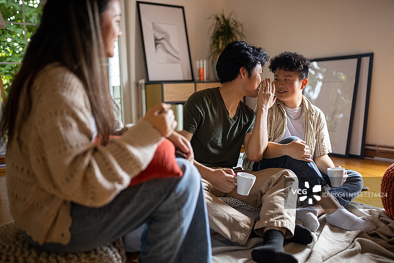 三个朋友在卧室里聊天图片素材