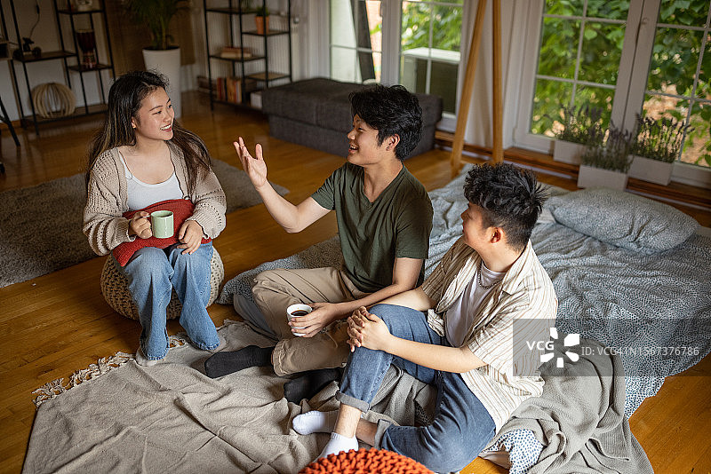 三个朋友在卧室里聊天图片素材