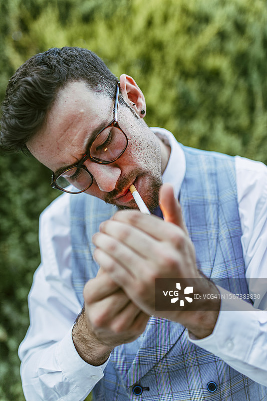 点燃香烟的优雅年轻模特图片素材