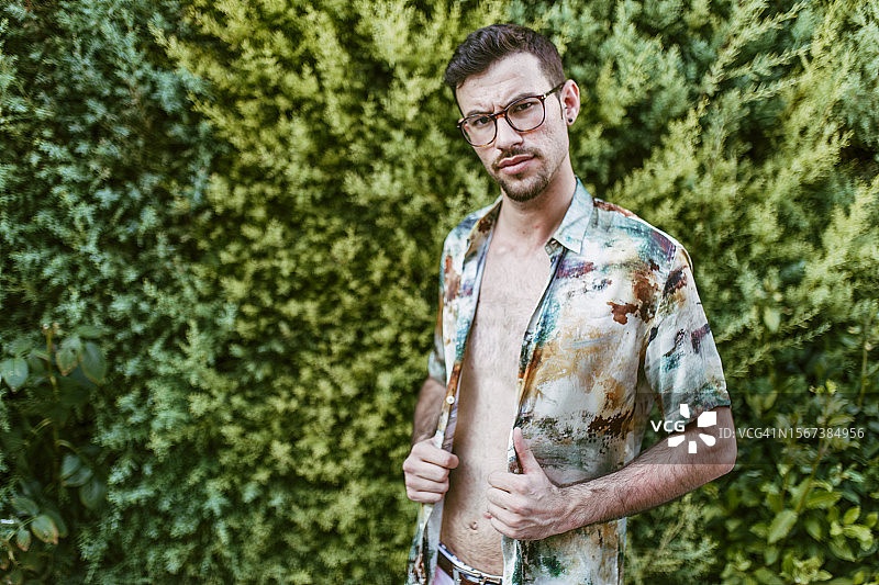 裸露上身的年轻千禧一代男人图片素材