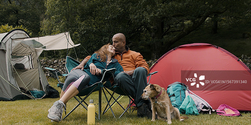 快乐的露营者放松身心图片素材