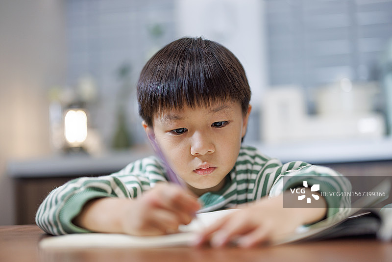 小学教育：男孩书写字母和数字图片素材