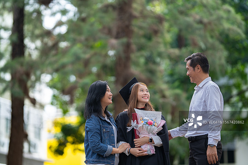 女儿的毕业典礼图片素材