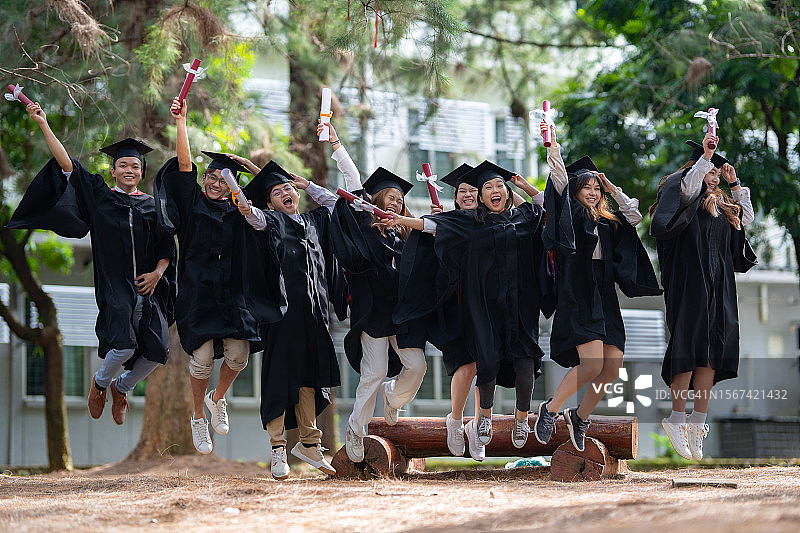 兴奋的毕业生图片素材