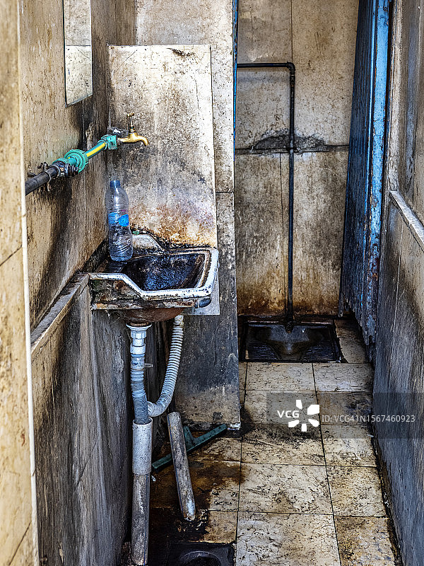 埃及开罗市一所房子的脏浴室图片素材
