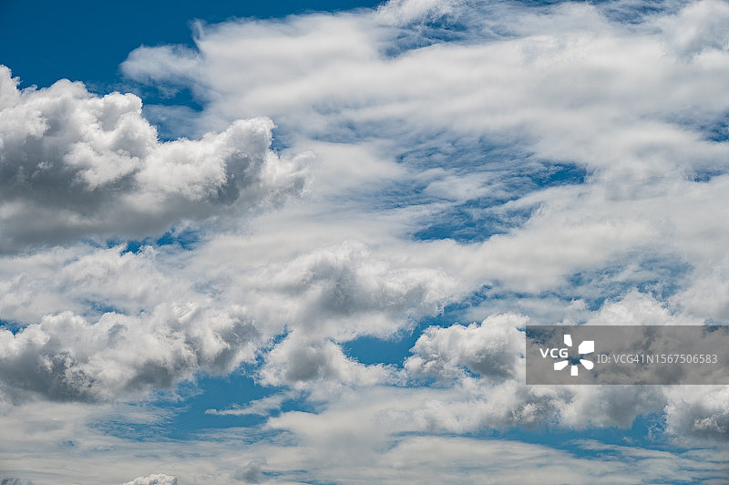 蓝色天空上出现的白色积云图片素材