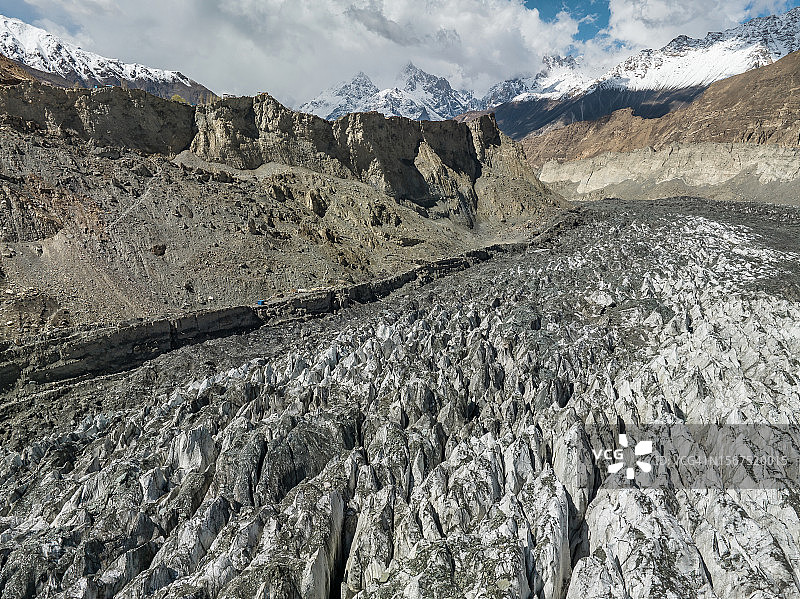 巴基斯坦北部纳加尔山谷雪山和霍珀冰川航拍景观图片素材