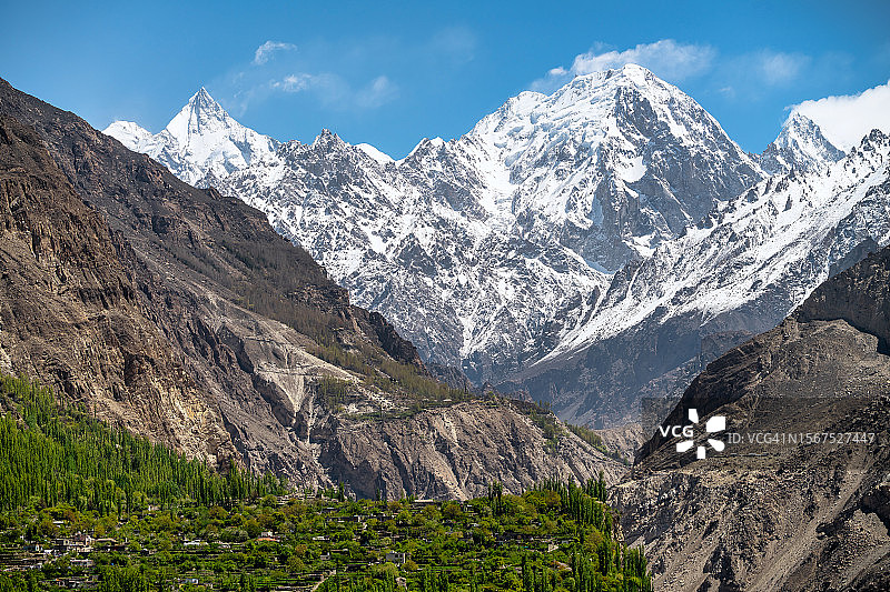 巴基斯坦北部罕萨山谷樱花与喀喇昆仑山脉风光图片素材