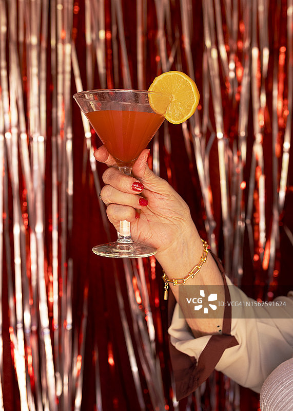 手持血腥玛丽鸡尾酒的放松奶奶图片素材