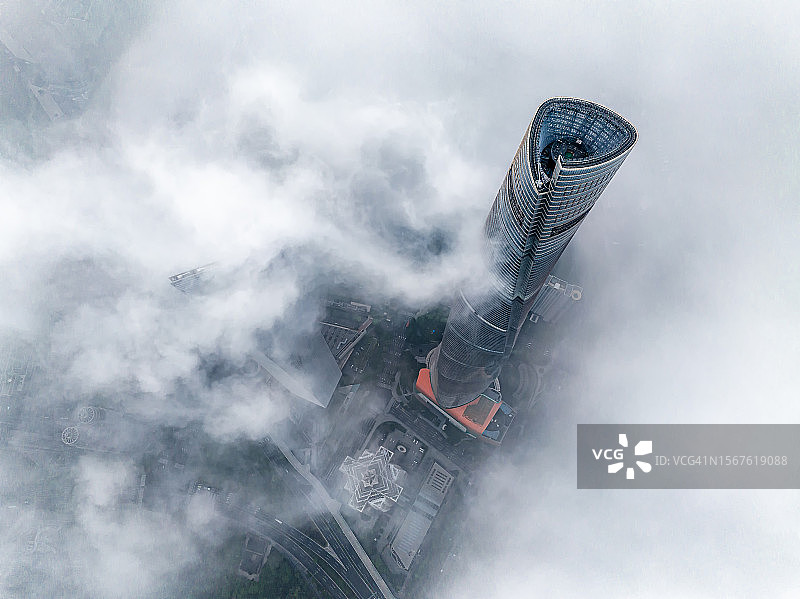 云雾缭绕的上海城市图片素材