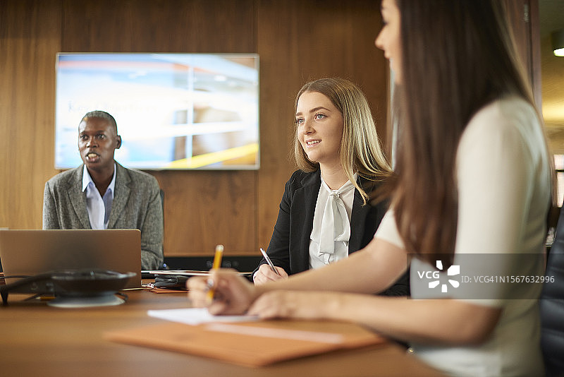 会议中的年轻律师助理图片素材