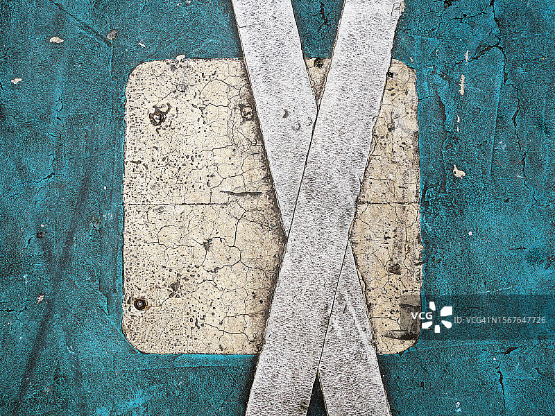 巴黎街头蓝色停机坪上的两条白色交叉线图片素材