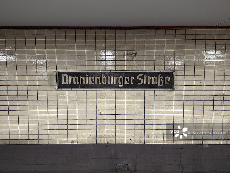 德国柏林奥拉宁堡大街地铁站站牌图片素材