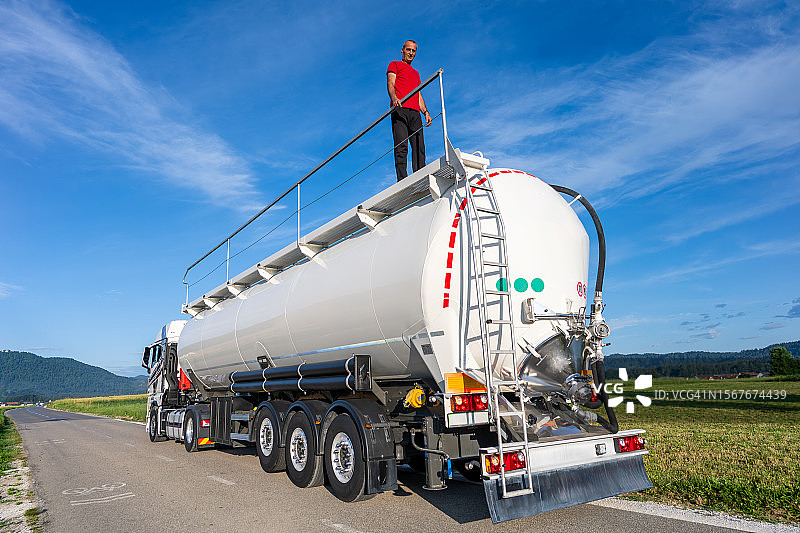 站在水箱上的卡车司机图片素材