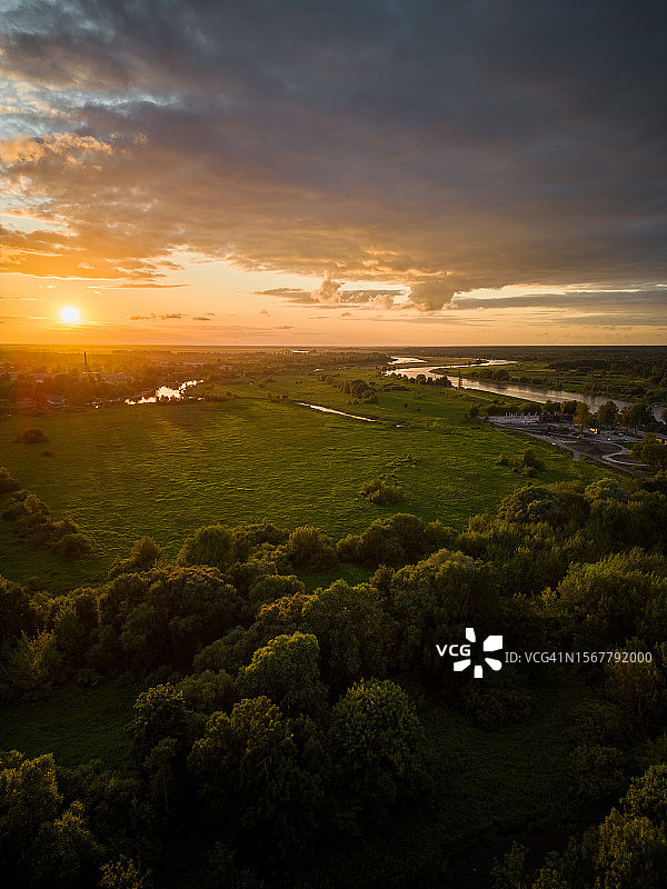 日落时分拉脱维亚泽姆加列耶尔加瓦的风景图片素材