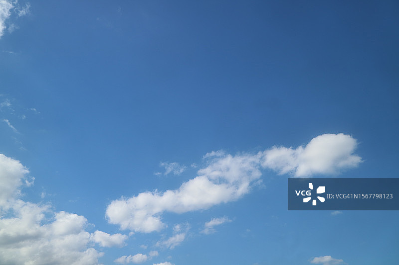 天空中云的低角度视图图片素材