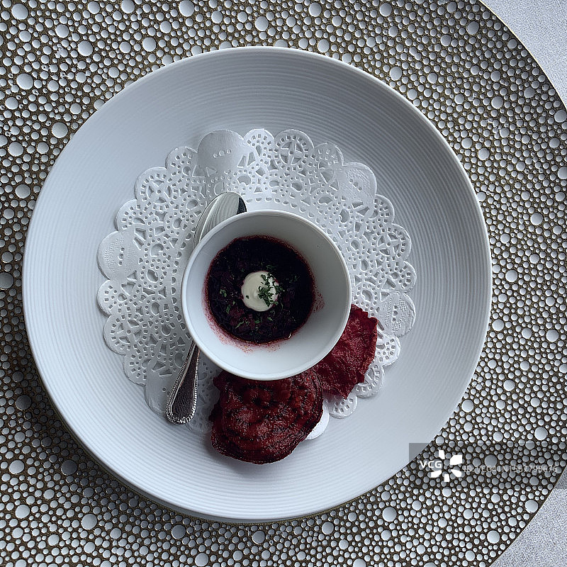 美国加利福尼亚州桌子上盘子里盛的咖啡俯视图图片素材