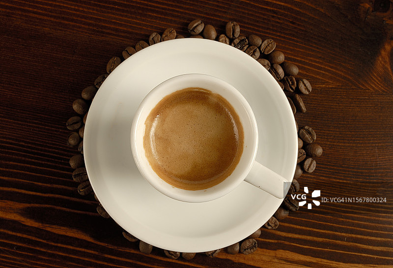 桌上咖啡杯的俯视图图片素材