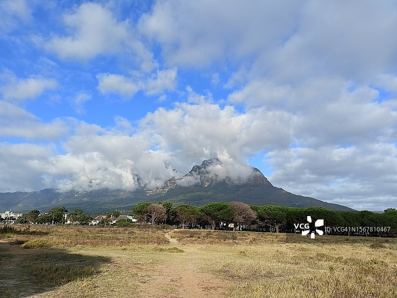 天空衬托下的田野风景图片素材