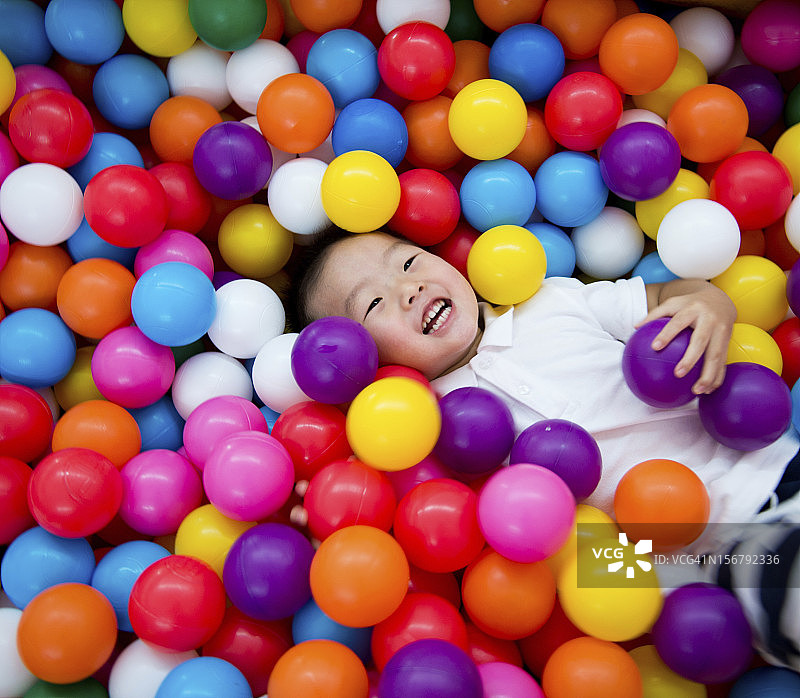 在球池里玩耍的男孩图片素材