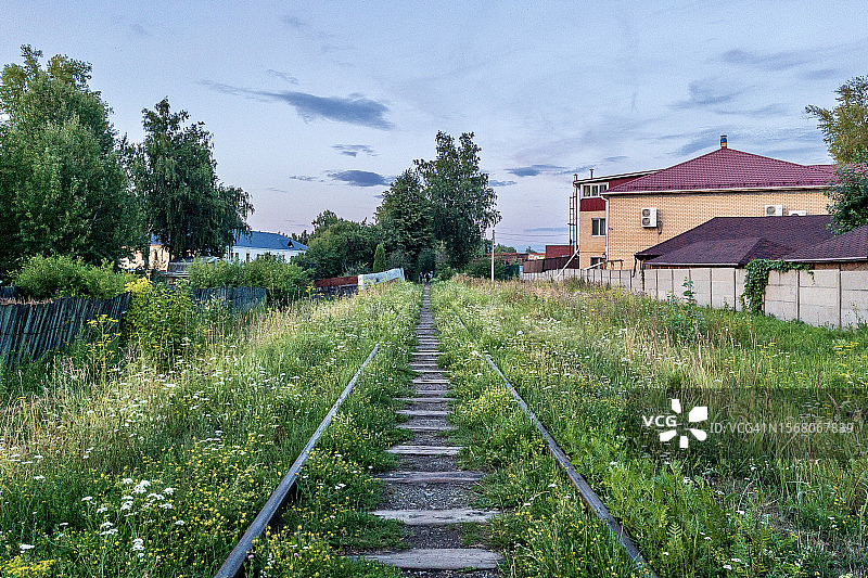绿草环绕的笔直铁路线图片素材