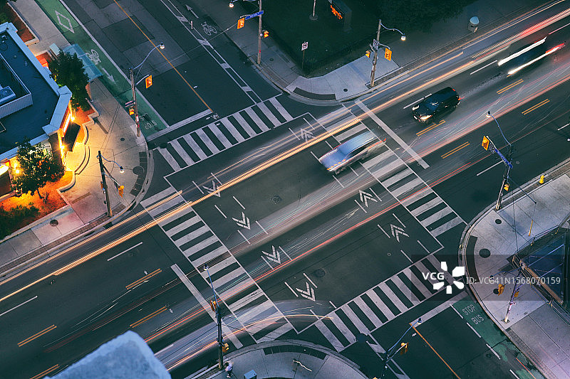 蓝色时段的城市十字路口交通图片素材