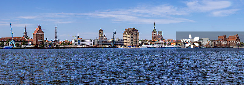 斯特拉尔松德天际线全景（梅克伦堡-前波美拉尼亚州，德国）图片素材