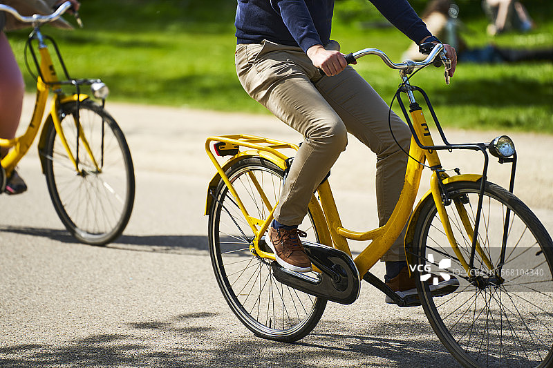 男人女人公园骑车双腿特写图片素材