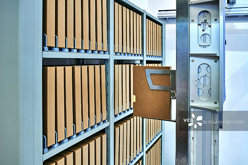 在文件架上进行归档的机械臂图片素材