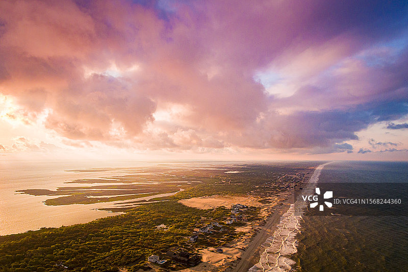 从空中俯瞰外滩群岛的日落图片素材