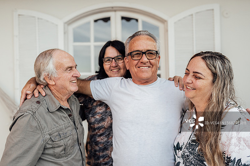 成年/老年兄弟姐妹在家中拥抱图片素材