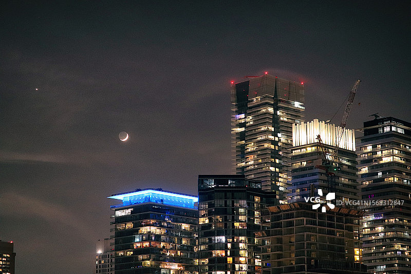 多伦多大城市的诗意月亮和金星会合图片素材