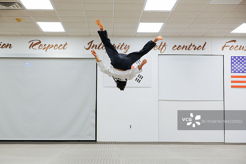年轻人在道场表演跆拳道品势套路图片素材