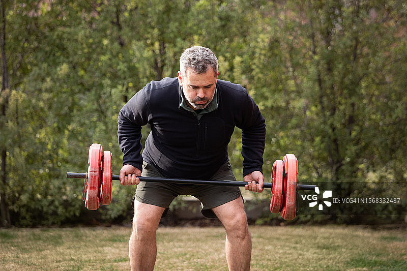 成年男人用哑铃锻炼图片素材