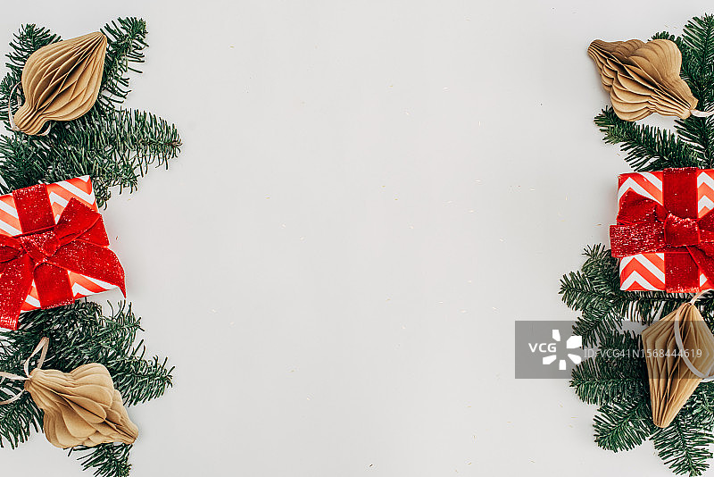 圣诞快乐新年贺卡，银色礼品盒白色大理石背景俯视图，冬季节日主题图片素材