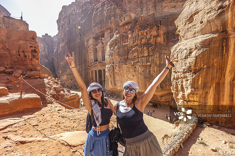 朋友们参观佩特拉古城图片素材