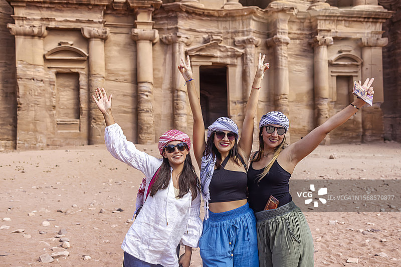 朋友在约旦佩特拉旅行图片素材