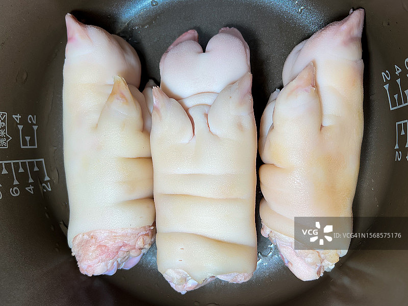 烹饪锅中的生猪蹄图片素材