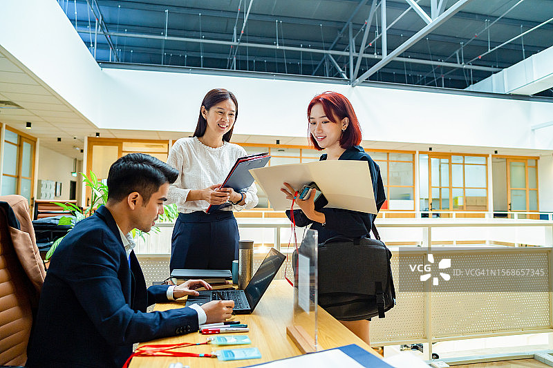 商务女人签到参加会议图片素材