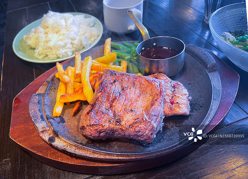 夏里亚宾酱牛排定食（180g）图片素材