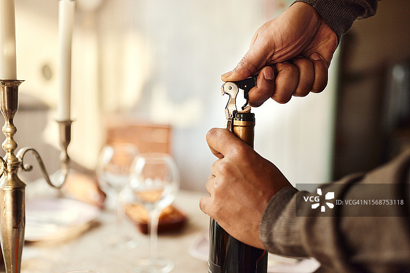 开启红酒！图片素材