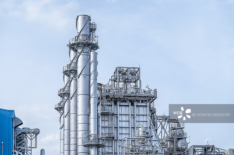 包含蒸汽轮机发电机和烟囱塔的发电厂和管道图片素材