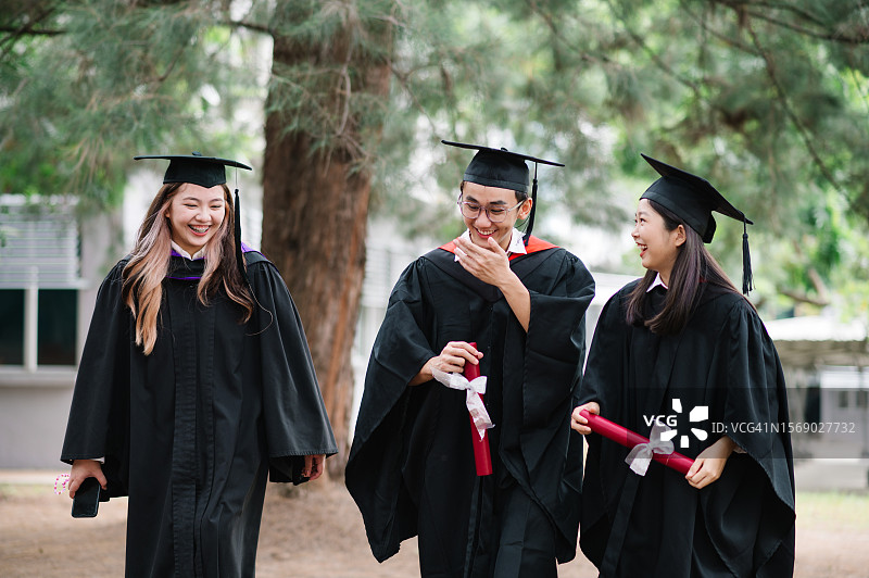亚洲学生在学校走路图片素材
