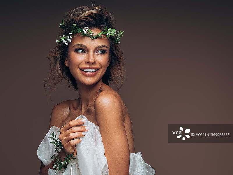 头戴花环的年轻漂亮女孩图片素材