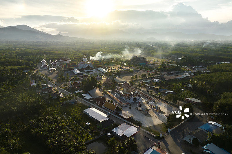 泰国洛坤府“Wat Chedi”或“Wat Chedi Ai Khai”寺庙航拍图片素材