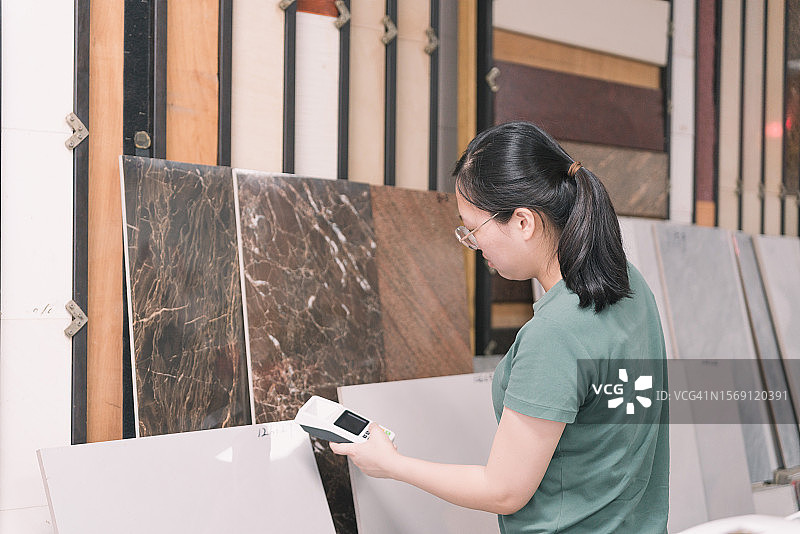 建材店女性小企业家图片素材