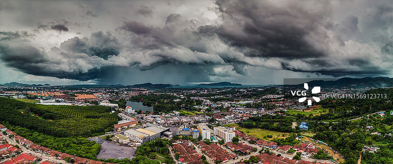 普吉岛山区和老城区全景：暴雨席卷泰国普吉岛图片素材