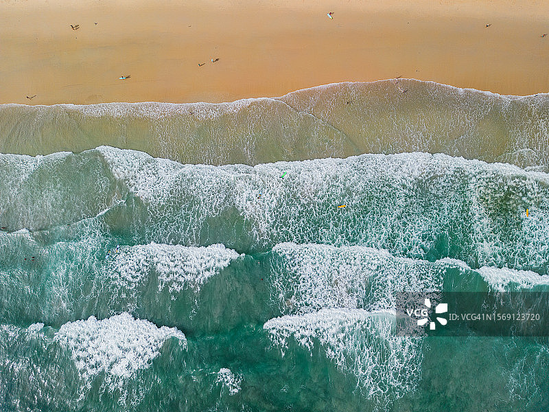 航拍视角：泰国普吉岛卡塔海滩的冲浪游客图片素材